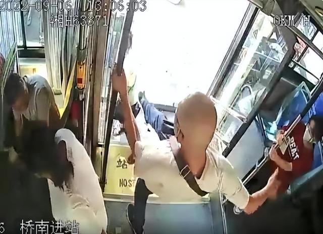 大妈坐公交车捣乱被抓（大妈带两大包零食坐公交被男子踹下车）(3)