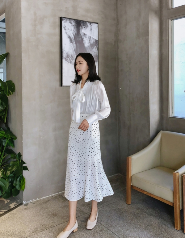 黑白波点裙子搭配图片配什么上衣 复古波点也可以很少女