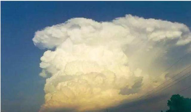 一朵云多重,漂浮在天空中的一朵云,可能有多重?重量受什么影响?图2