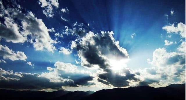 一朵云多重,漂浮在天空中的一朵云,可能有多重?重量受什么影响?图3