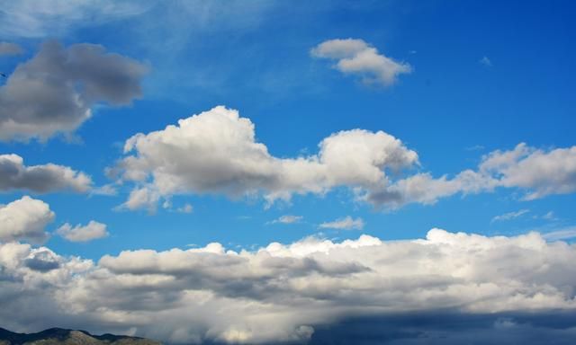 一朵云多重,漂浮在天空中的一朵云,可能有多重?重量受什么影响?图1