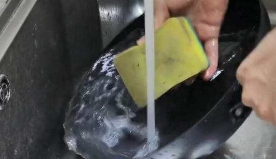 铁锅怎么开锅不生锈不粘锅,一个新的铁锅,如何开锅使用图13