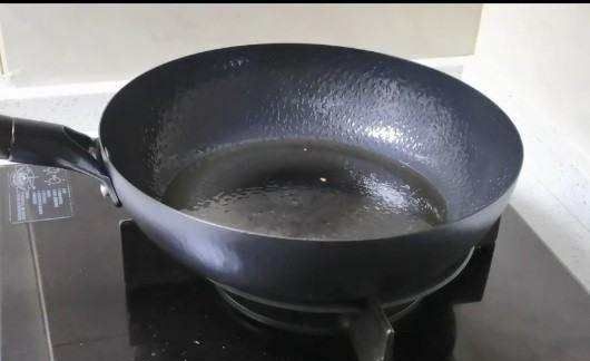 铁锅怎么开锅不生锈不粘锅,一个新的铁锅,如何开锅使用图8