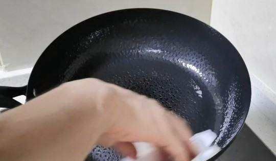 铁锅怎么开锅不生锈不粘锅,一个新的铁锅,如何开锅使用图15