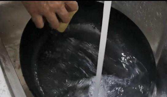 铁锅怎么开锅不生锈不粘锅,一个新的铁锅,如何开锅使用图9
