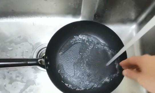 铁锅怎么开锅不生锈不粘锅,一个新的铁锅,如何开锅使用图5