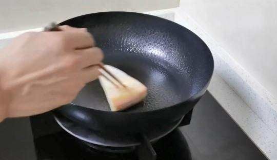 铁锅怎么开锅不生锈不粘锅,一个新的铁锅,如何开锅使用图11