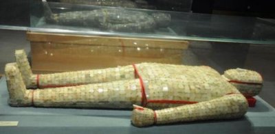 ​金缕玉衣内里有人吗，确定有人_中山靖王尸身疑似被匪