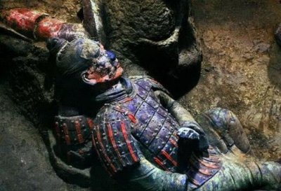 ​兵马俑本来的颜色是怎么样的，原本都是彩色的_出土后氧化消失