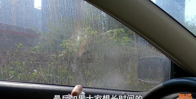 夏天下雨天玻璃起雾应该怎么操作,雨天玻璃起雾正确的方式应该怎么办