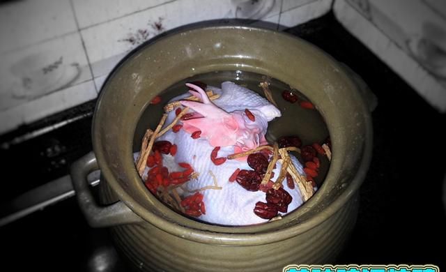 炖鸡怎么炖好吃,黄芪炖鸡汤怎么炖好吃?图2