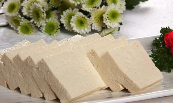 豆腐直接放冰箱能成冻豆腐么,豆腐可以放冰箱冷冻保存吗图1