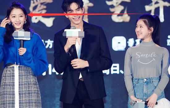 赵露思个人资料体重 赵露思关晓彤身高对比照