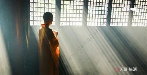 身是菩提树 心如明镜台 时时勤拂拭 勿使惹尘埃