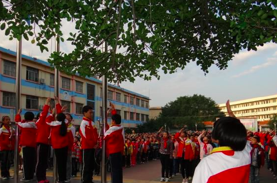 学校升旗仪式流程,小学周一升旗的通知怎么写图3