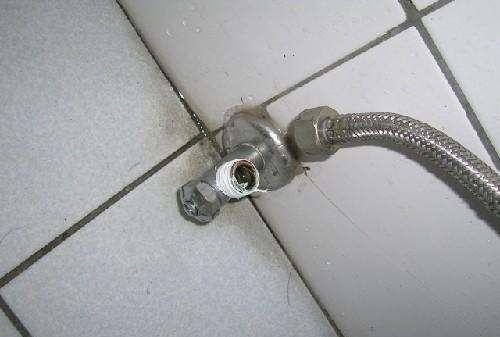 防水胶带怎么使用,水胶布缠法 怎样缠防水胶布视频图4