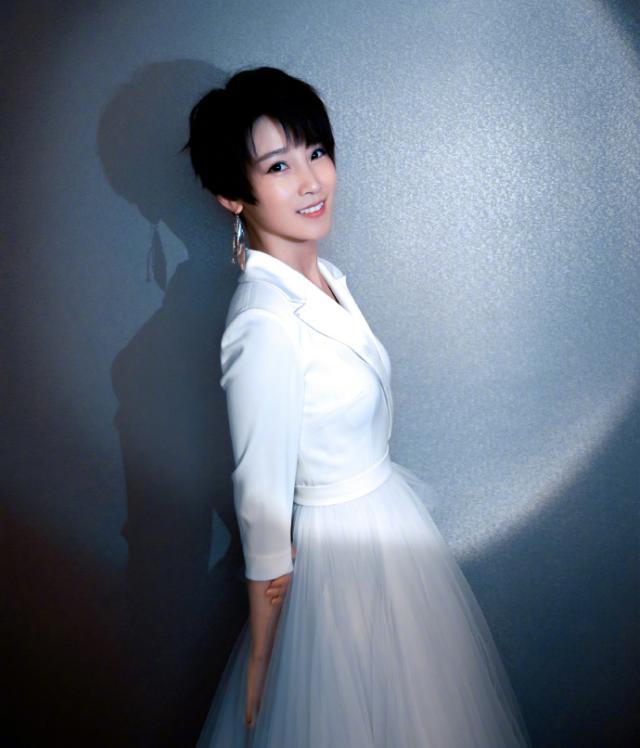 谢楠称嫁给大自己9岁的老公吴京，是这辈子最正确的决定