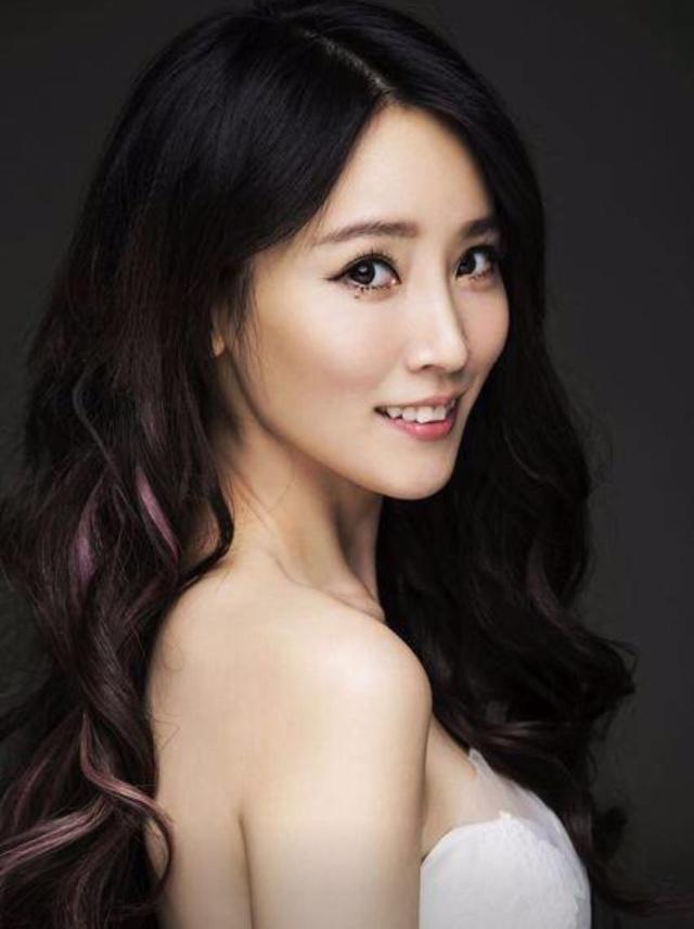 谢楠称嫁给大自己9岁的老公吴京，是这辈子最正确的决定