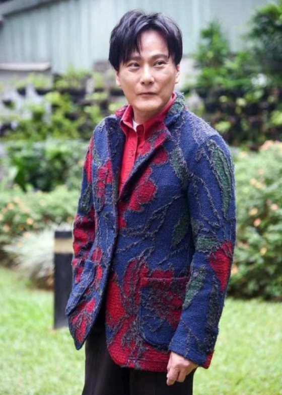 一生只谈过一次恋爱的张信哲，因为她至今未婚，出道35年无绯闻