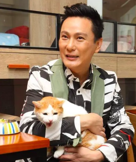 一生只谈过一次恋爱的张信哲，因为她至今未婚，出道35年无绯闻