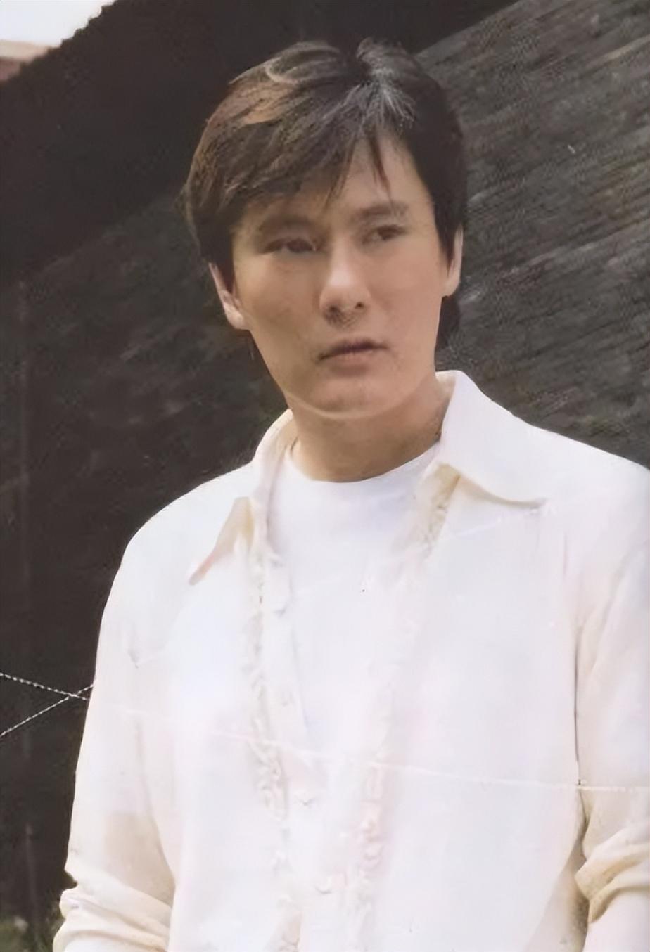 一生只谈过一次恋爱的张信哲，因为她至今未婚，出道35年无绯闻