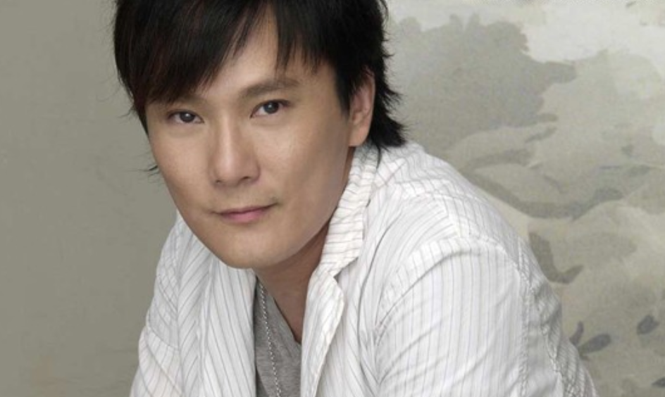 一生只谈过一次恋爱的张信哲，因为她至今未婚，出道35年无绯闻