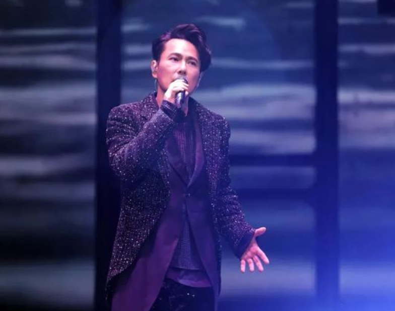 一生只谈过一次恋爱的张信哲，因为她至今未婚，出道35年无绯闻