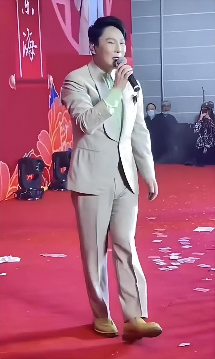 一生只谈过一次恋爱的张信哲，因为她至今未婚，出道35年无绯闻