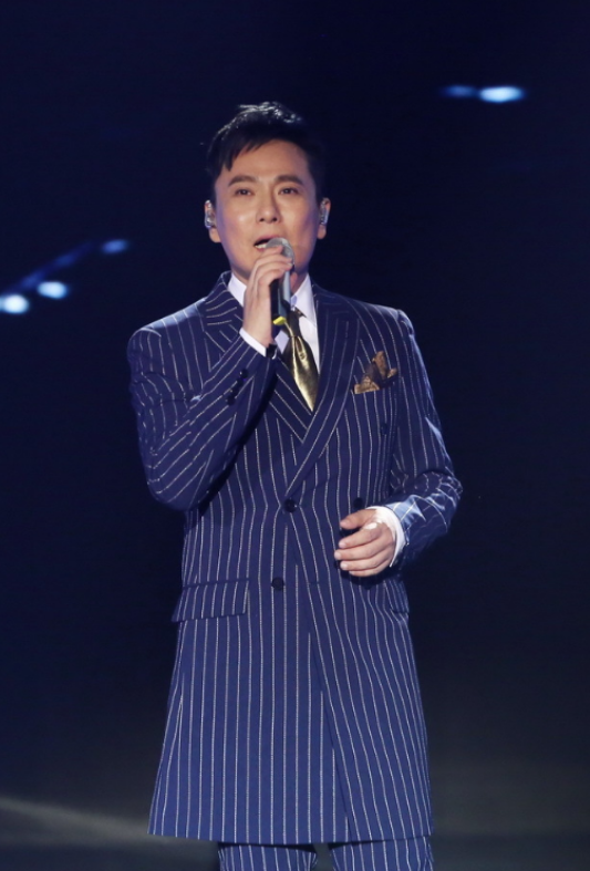 一生只谈过一次恋爱的张信哲，因为她至今未婚，出道35年无绯闻