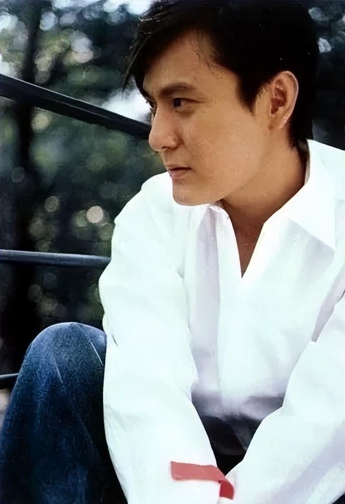 一生只谈过一次恋爱的张信哲，因为她至今未婚，出道35年无绯闻