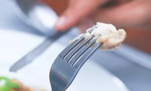 吃西餐刀叉怎么拿，吃西餐的时候,刀叉怎么摆放代表用餐结束？图9