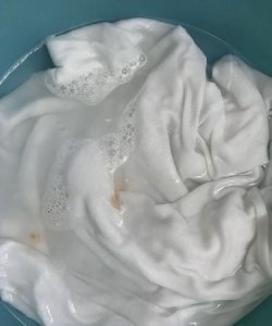 ​白衣服上番茄汁怎么洗，白衣服弄上西红柿汁怎么才能洗掉？