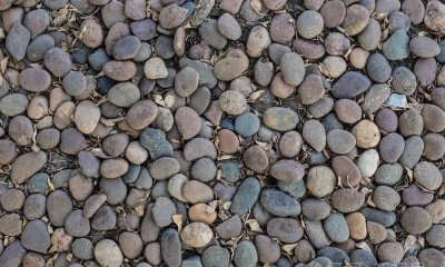 ​石头怎样的落在地上,石头怎么砸到地面上的声音