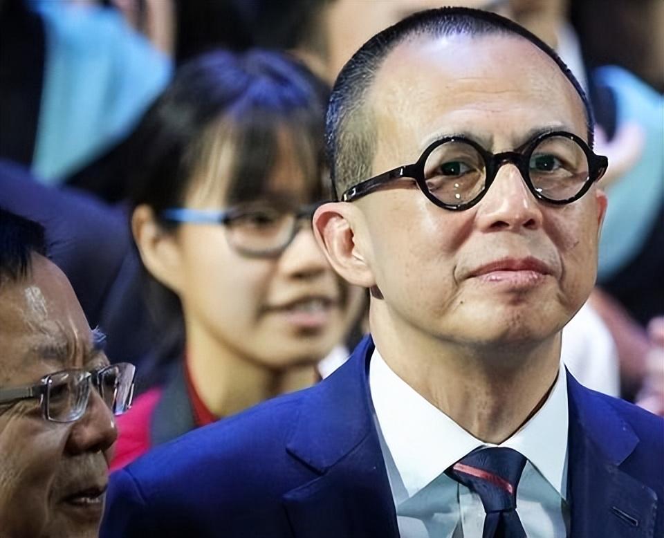 李嘉诚的个人资料及简介最新（坐拥数千亿的香港富豪，单身30多年不结婚，儿子50多岁也是单身）