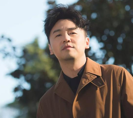 39岁“前夫哥”雷佳音:为何红了多年没绯闻,看他妻子是谁就知道