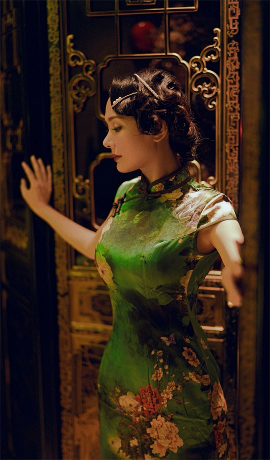 44岁程莉莎自带女人味,身材曼妙穿衣有料,尽显东方女性魅力