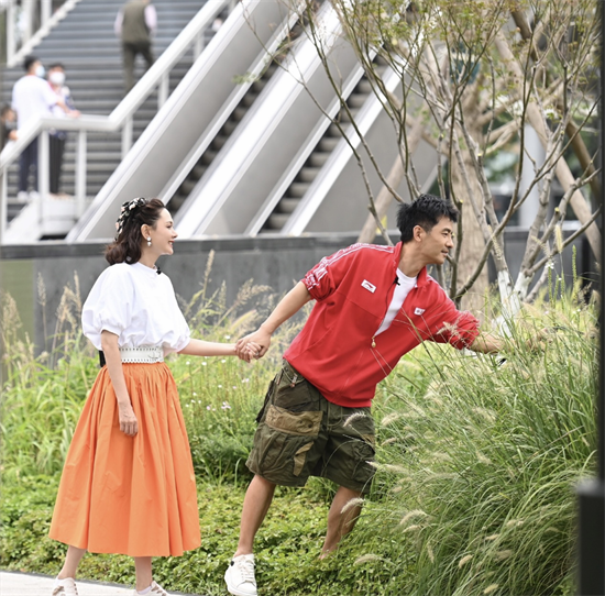 44岁程莉莎自带女人味,身材曼妙穿衣有料,尽显东方女性魅力