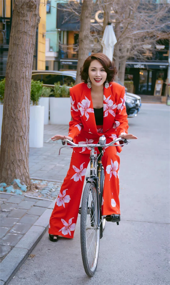 44岁程莉莎自带女人味,身材曼妙穿衣有料,尽显东方女性魅力