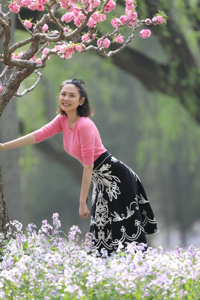 44岁程莉莎自带女人味,身材曼妙穿衣有料,尽显东方女性魅力