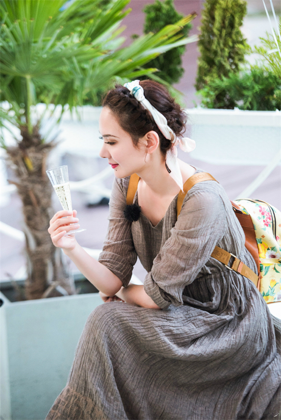 44岁程莉莎自带女人味,身材曼妙穿衣有料,尽显东方女性魅力