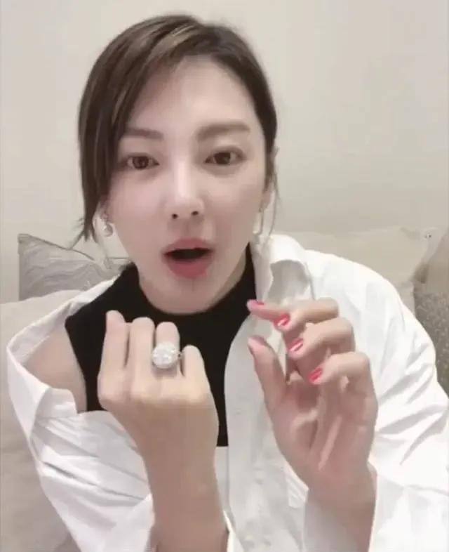 张雨绮个人资料简介写真(霸气女王张雨绮一颗钻石600万,房子年租金580万,她到底多有钱)