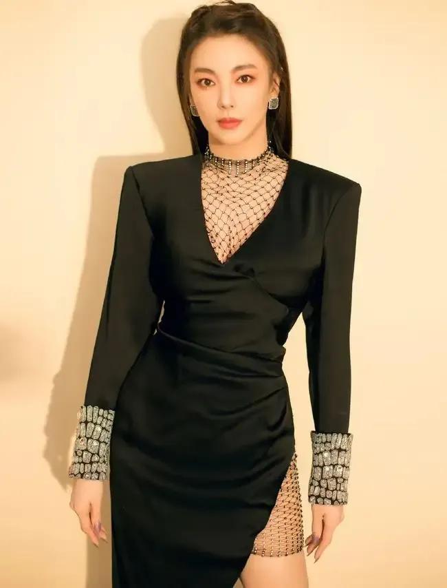 张雨绮个人资料简介写真(霸气女王张雨绮一颗钻石600万,房子年租金580万,她到底多有钱)