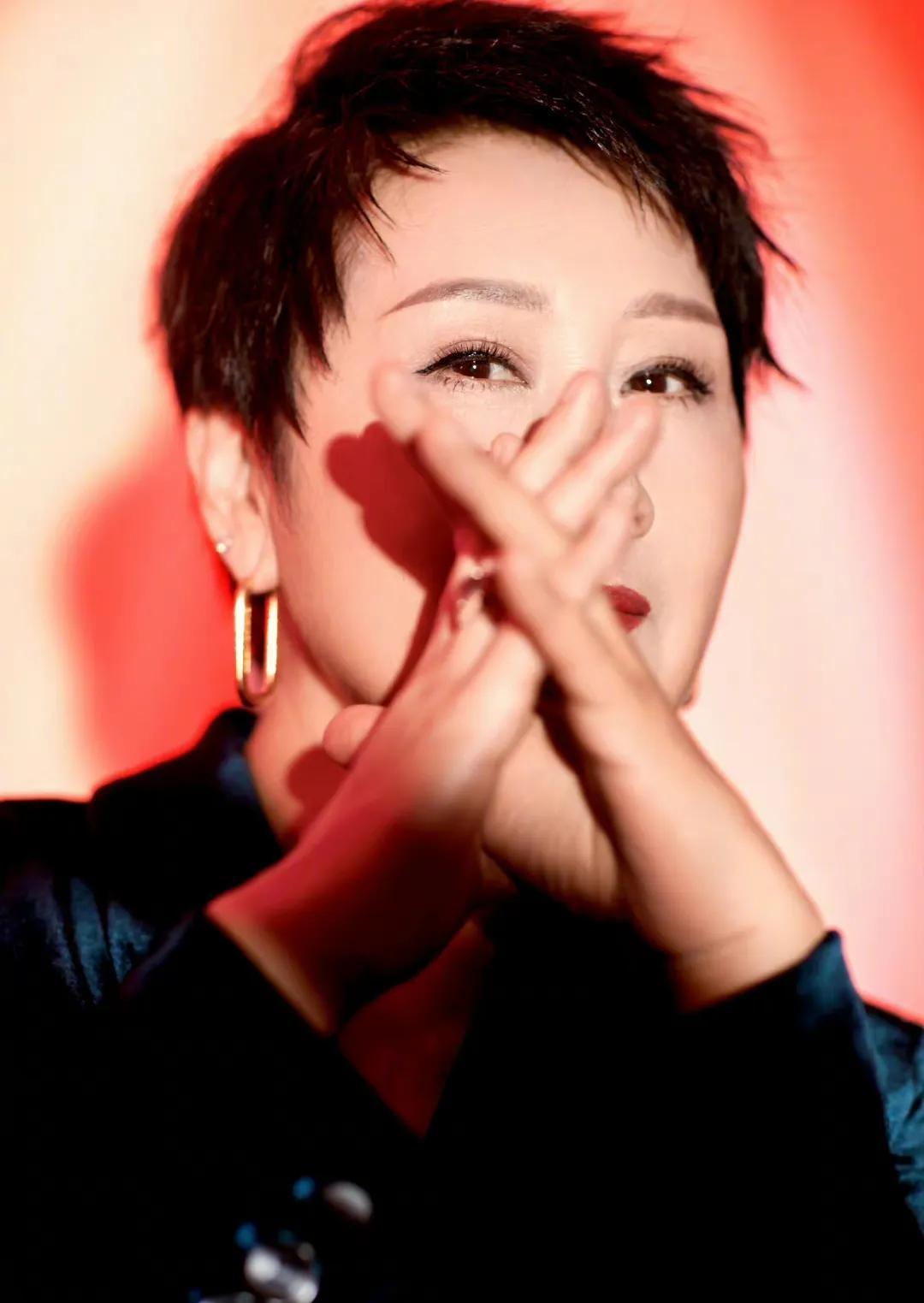 嫁圈外丈夫的张凯丽，夫妻恩爱26年生一女，女儿如今也是演员