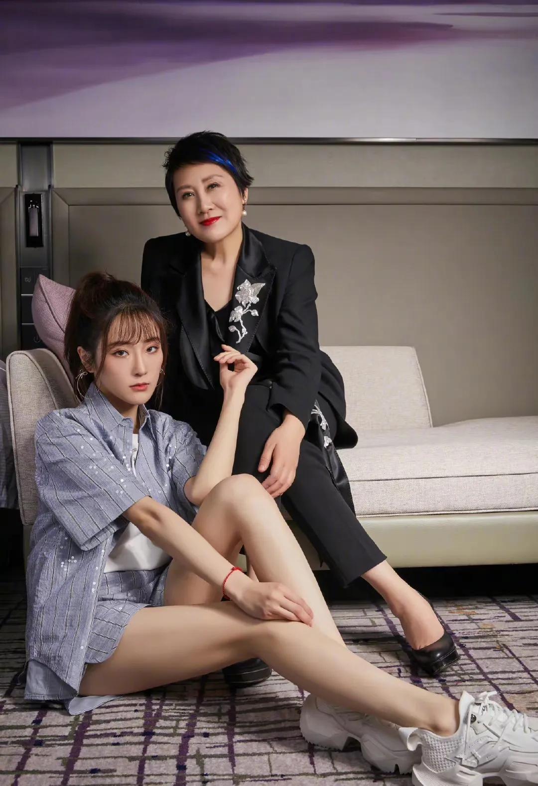 嫁圈外丈夫的张凯丽，夫妻恩爱26年生一女，女儿如今也是演员