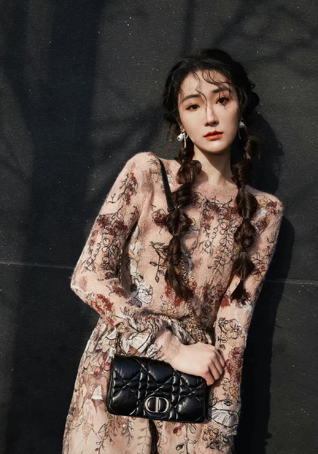 嫁圈外丈夫的张凯丽，夫妻恩爱26年生一女，女儿如今也是演员