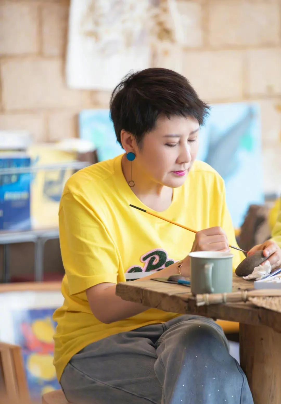 嫁圈外丈夫的张凯丽，夫妻恩爱26年生一女，女儿如今也是演员