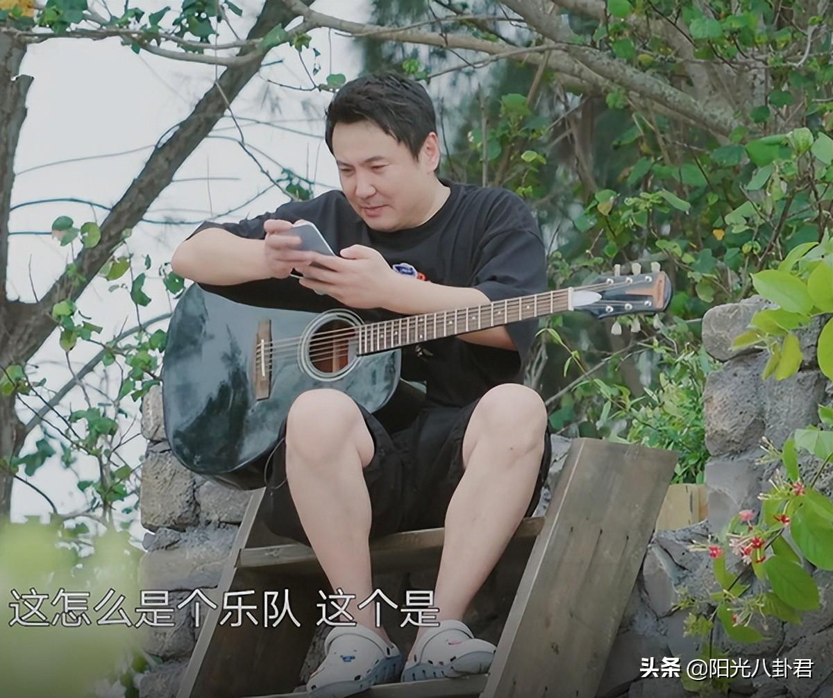 等了两季，黄磊首次点评张艺兴音乐水平，短短一句话何炅点头认同