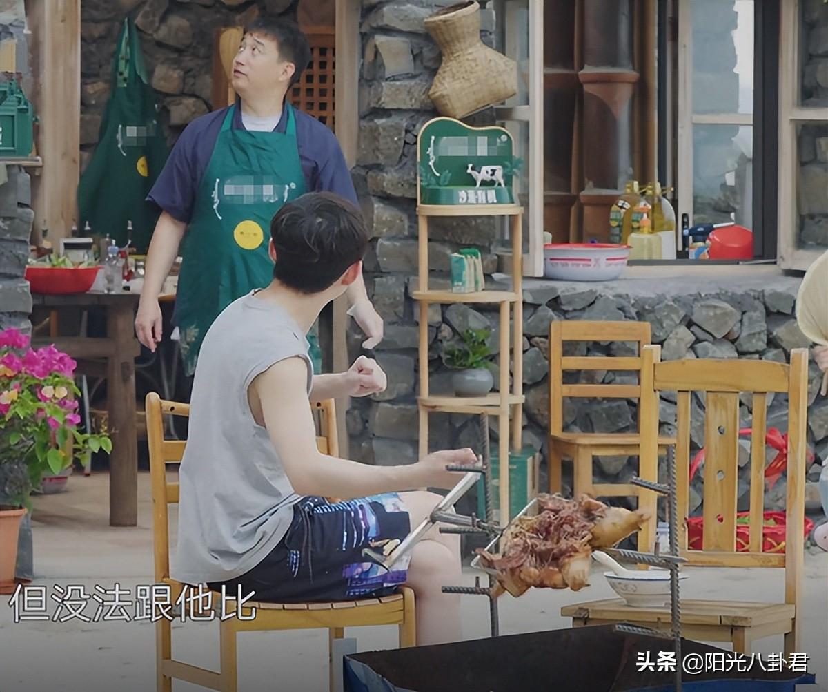 等了两季，黄磊首次点评张艺兴音乐水平，短短一句话何炅点头认同