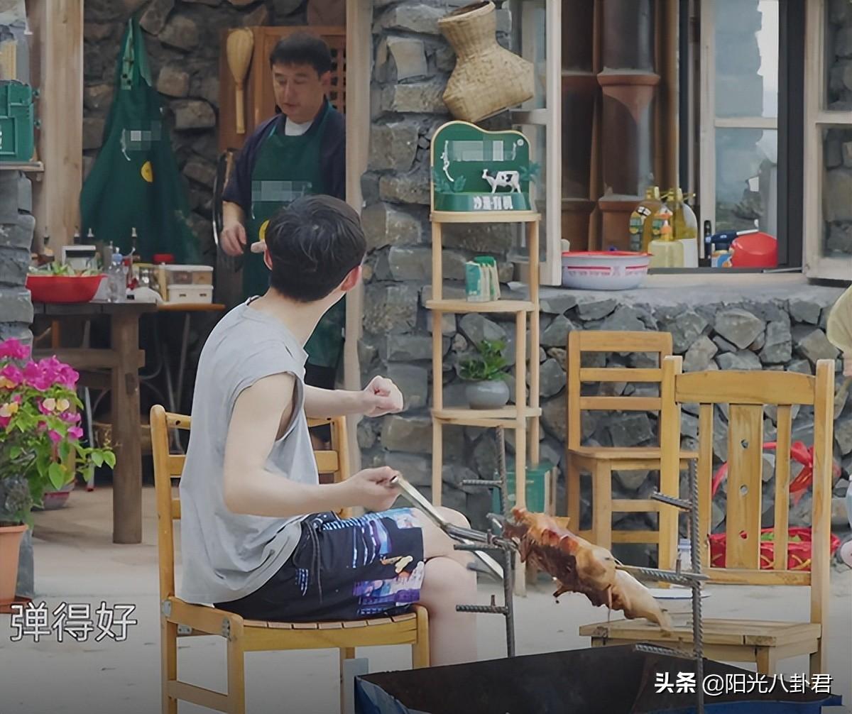 等了两季，黄磊首次点评张艺兴音乐水平，短短一句话何炅点头认同