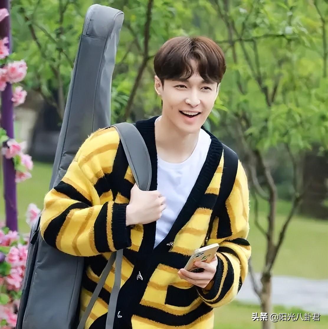 等了两季，黄磊首次点评张艺兴音乐水平，短短一句话何炅点头认同